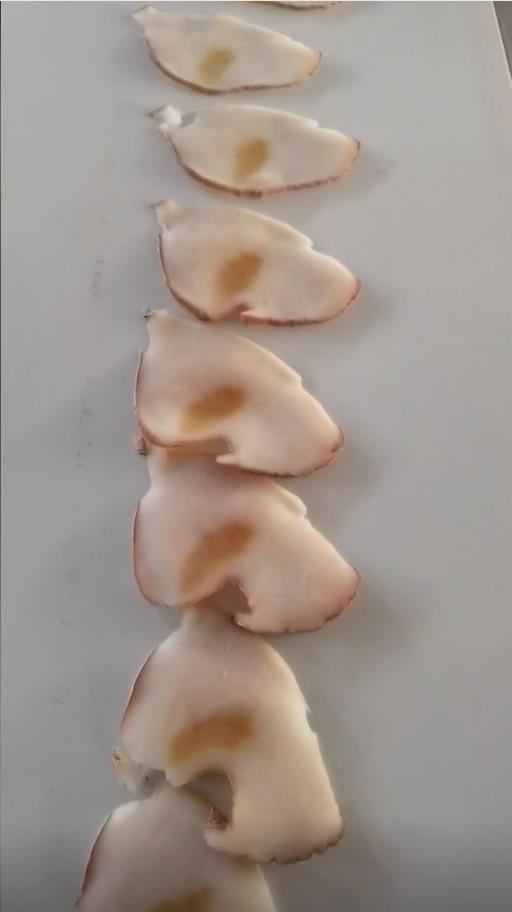 Cut the conch meat into slices. Cut the conch meat into slanted slices