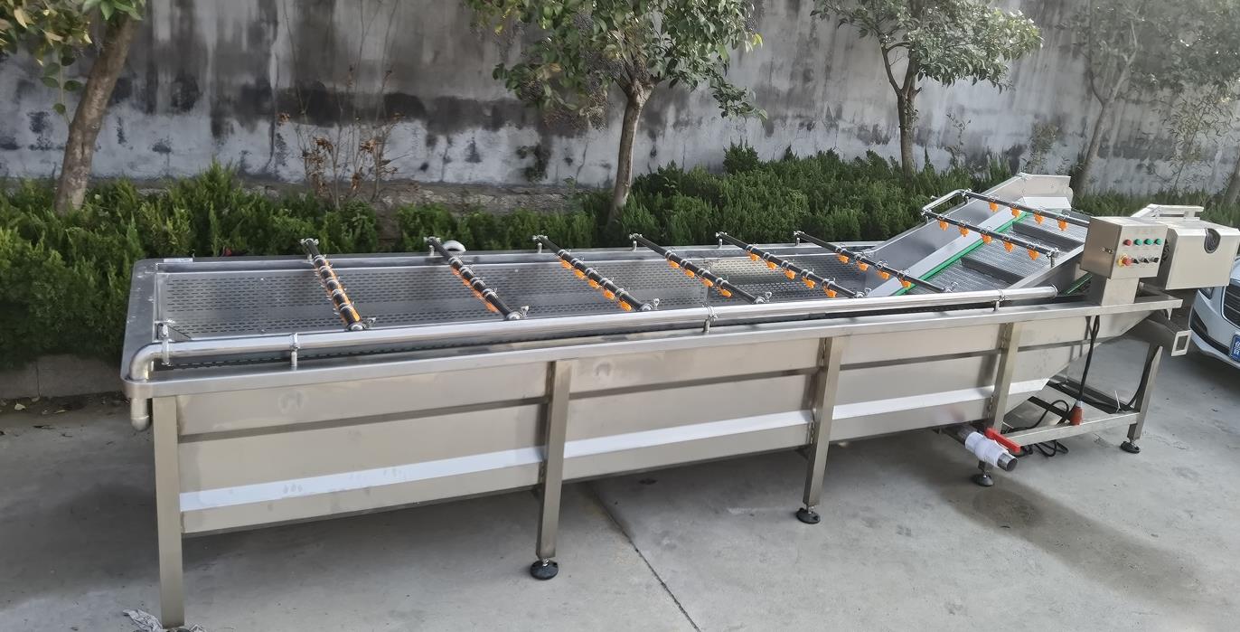 How does the vegetable washer clean vegetables?